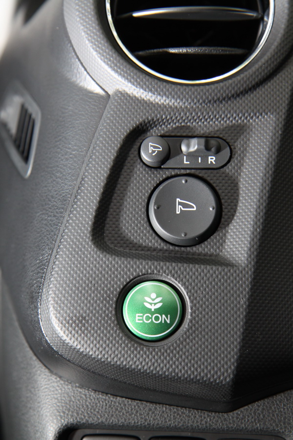 Econ節能模式開關,別小看這開關,按下之後將進入全新境界。