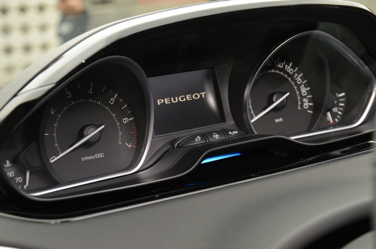 儀錶板位置視野位於方向盤上方而非中央,這樣的安排或許可以減少低頭失神的機會。