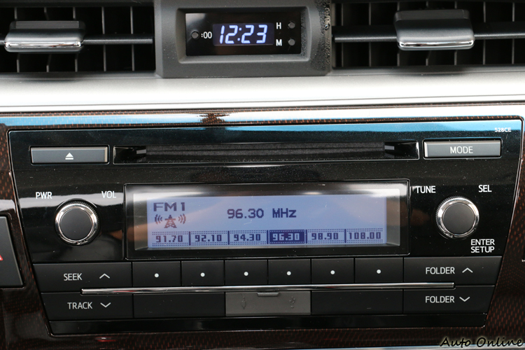 即使是頂級車型也沒有更高檔的音響主機,上面的數字時鐘造型也過於老氣。