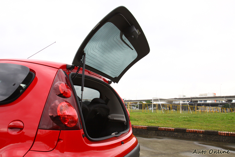 107後廂尾門是整塊玻璃,操作上沒有太大問題,關門千萬別太大力。