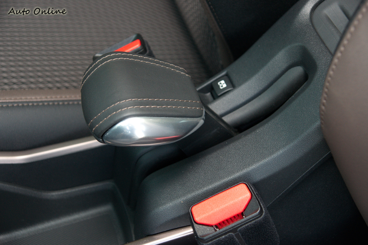 也是以「獅爪」為造型概念的手煞車拉桿。