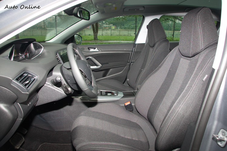 略偏硬的支撐感對長途乘坐來說較不易疲勞。