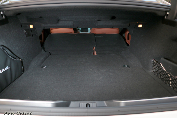 Quattroporte後座椅背有6/4分離功能,以備不時之需的載物機能。