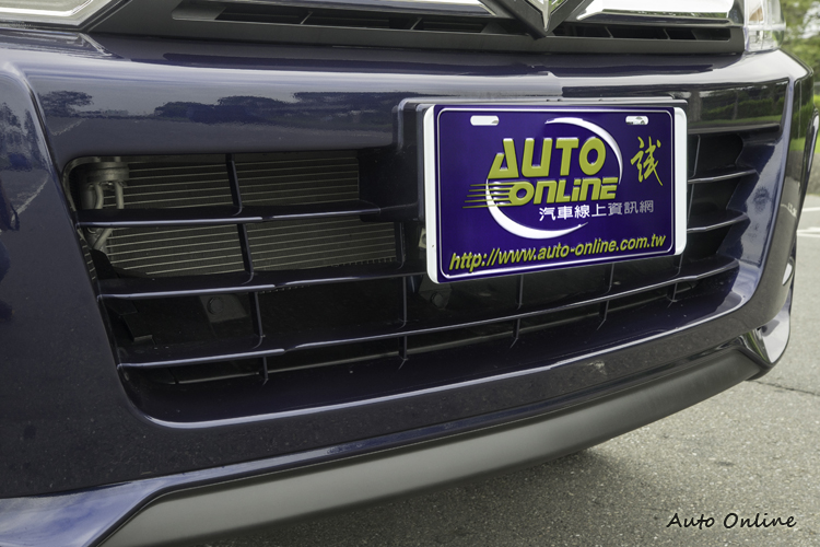 保險桿換新設計,有了大面積的格柵進氣壩。