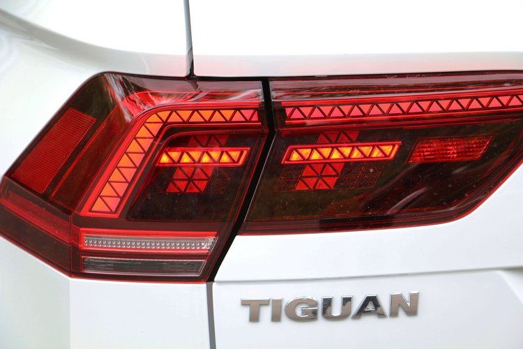 燻黑殼殼和動態煞車警示功能,助於提高立體質感和辨識度。