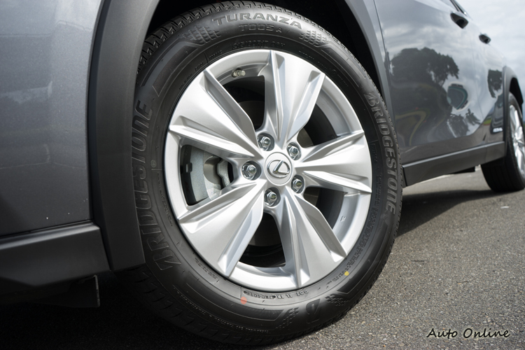 17 吋五輻式樣鋁圈。