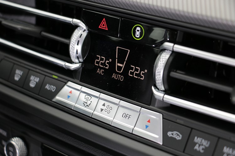 冷氣的顯示螢幕簡化到非常小放置在冷氣出風口中間。