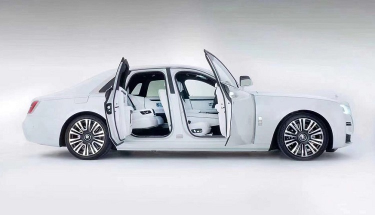 源自古典馬車的對開式車門設計讓你從容不迫,只需稍動手指,就可輕鬆實現自動開關門。