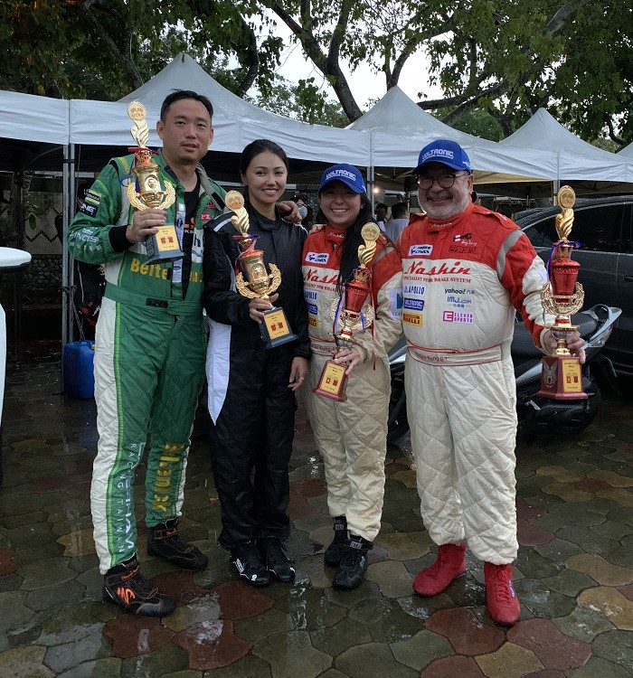 這一次終於能與好友Robin大哥及她的女兒Kiki一起下場比賽,也分別在不同組別中站上頒獎台。