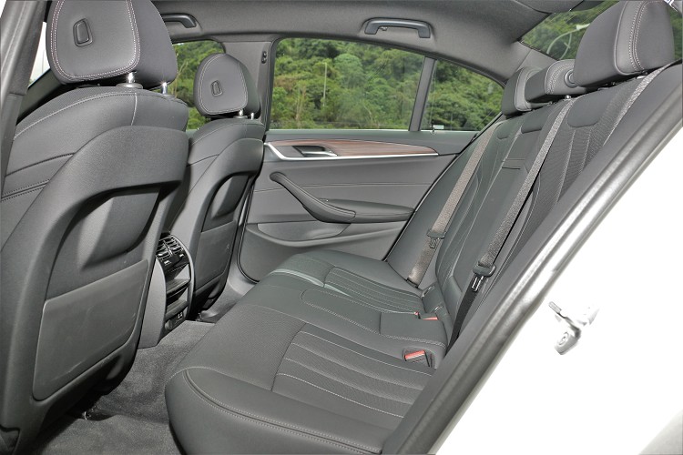 不管是頭部還是膝部都達到中大型房車水準,舒適性上也配有冷氣出風口。