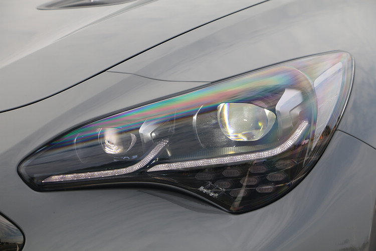 投射式LED頭燈配備水平自動調整、自動啟閉和車速動態轉向照明的功能。