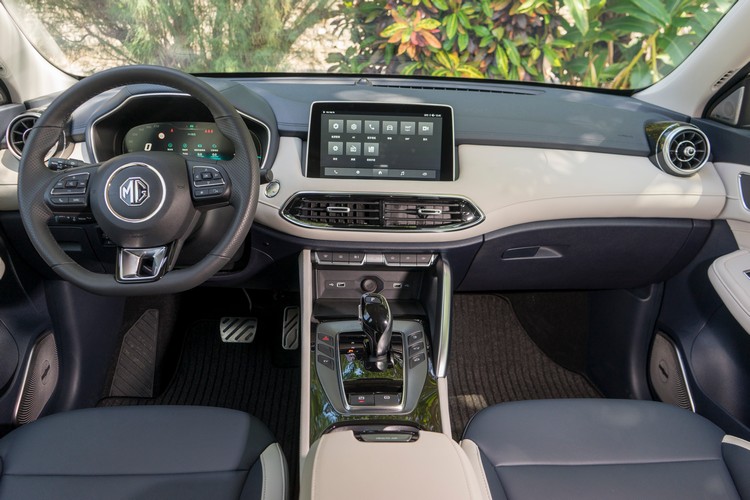 車內使用皮質與軟質料件交織鋪陳,質感典雅高級