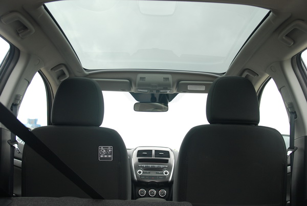 ASX 954mm x 860mm的大面積全景玻璃車頂,可讓前後座車室乘員一同享有海天一色的廣闊視野,充分地與車外景色融為一體。