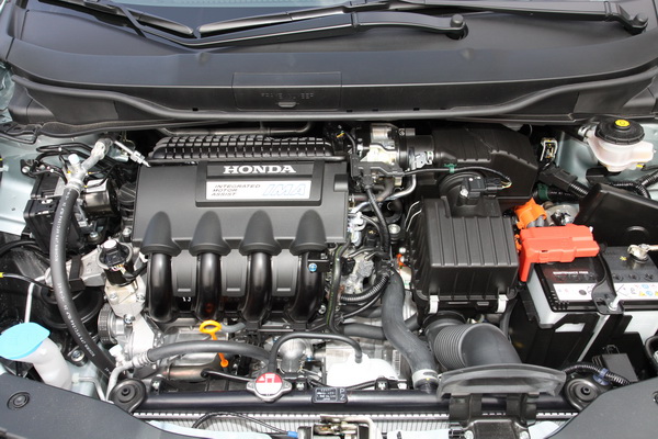 Honda Insight是以汽油引擎還是主要的動力來源,當駕駛需要更強勁的動力時,電動馬達便會加入輔助引擎動力。