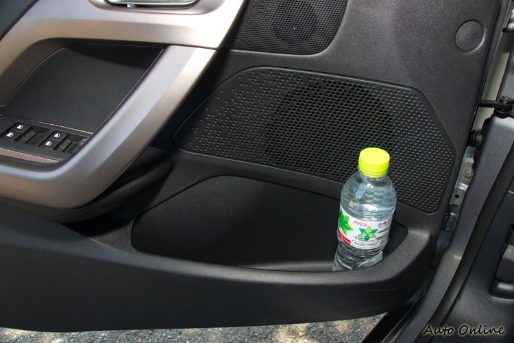 前座車門置物槽約可放四瓶600cc飲料瓶。