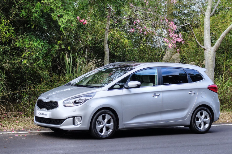 前後大型三角窗設計,可大幅降低駕駛人視線死角。