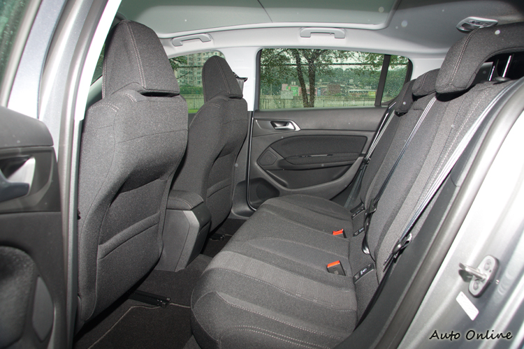 後座腿部空間略遜一二個同級對手。
