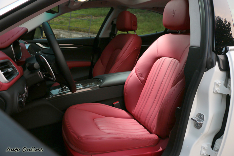 Ghibli S Q4在Ghibli車系中屬高階車型,配備、用料非常講究。