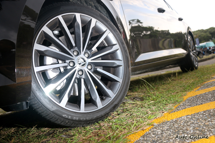 放射狀235/40R19輪胎尺寸規格。