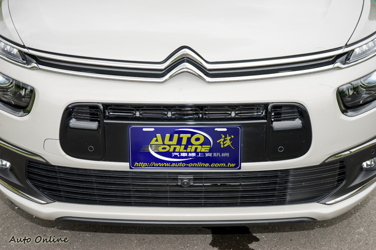 水箱罩造型稍做修改,車頭面貌也與Grand C4 Picasso統一化。