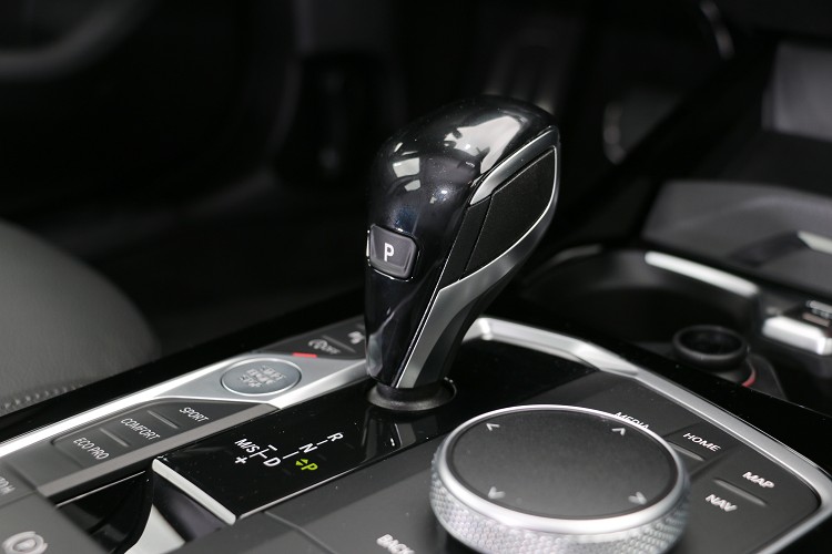 新世代造型的排檔桿,短小簡潔又有力。