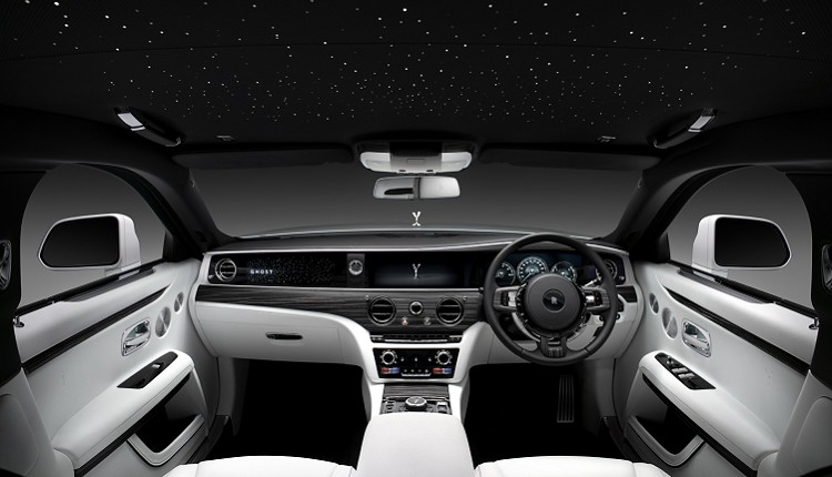 車內採用20組半張皮革,每張皮革均通過了行業內最嚴格的質檢,確保所用的338塊皮革,均滿足最優品質。