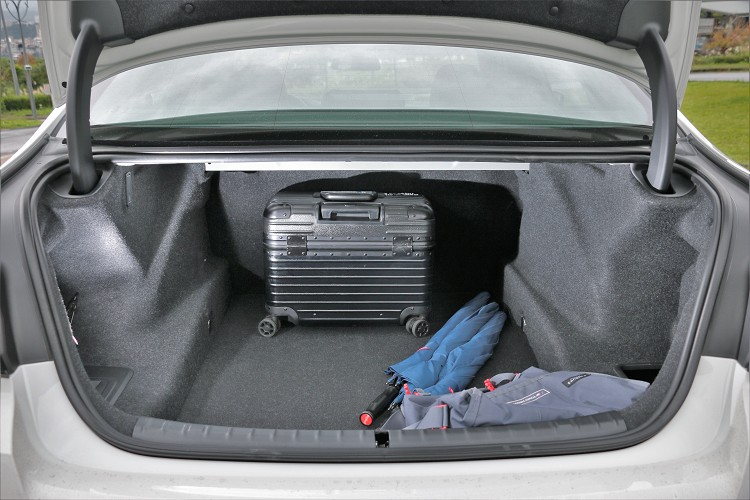 後車箱行李置物容積可達530公升,可惜40/20/40傾倒功能需要另外選配,如果有載物需求強烈建議加價選購。