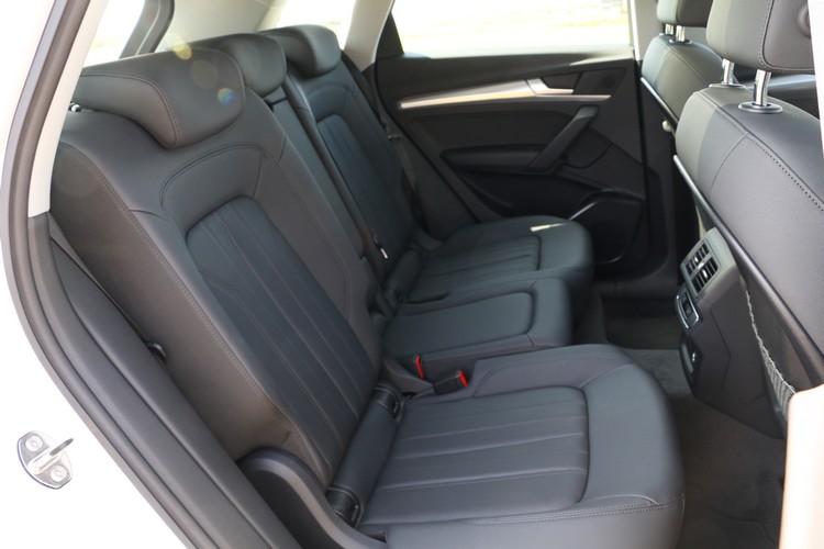 後座可前後滑移,椅背角度也能三段調整,這對於一部家庭用車來說是相當實用的設計。
