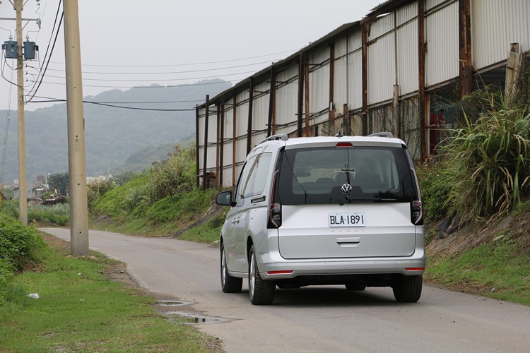 換上轎式底盤的Caddy不只開起來和一般休旅車沒兩樣,內外風格的轉變也更貼近大眾駕乘實用需求,已經很難找到過去的商用車色彩。