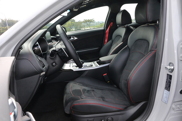 爍黑跑格化套件以黑色皮面搭配紅色滾邊縫線和紅色安全帶。