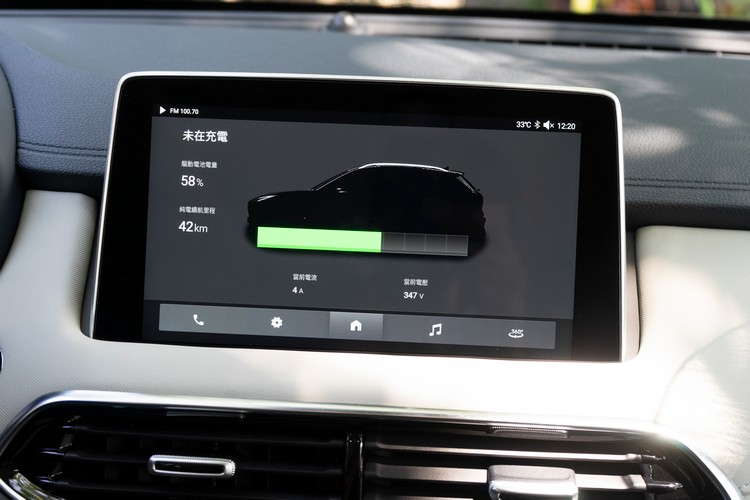 10.1吋懸浮式觸控螢幕不僅支援Apple CarPlay與 Android Auto,其繁體中文介面更是專為台灣人使用習慣所設計,閱讀舒適