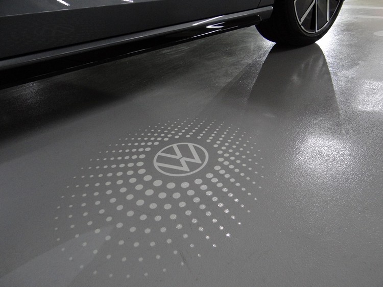 車門開啟時,標配的迎賓照地燈會將Volkswagen廠徽清晰投射在地面上。