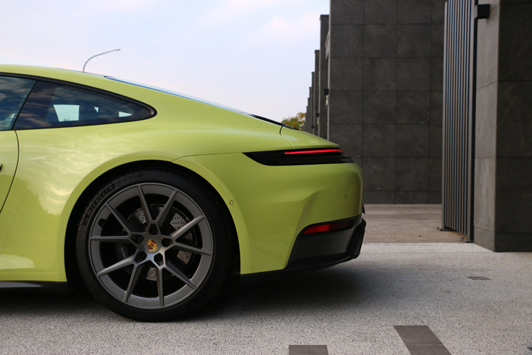 911的肥臀就是那麼迷人，貫穿式尾燈提升車尾辨識力度。