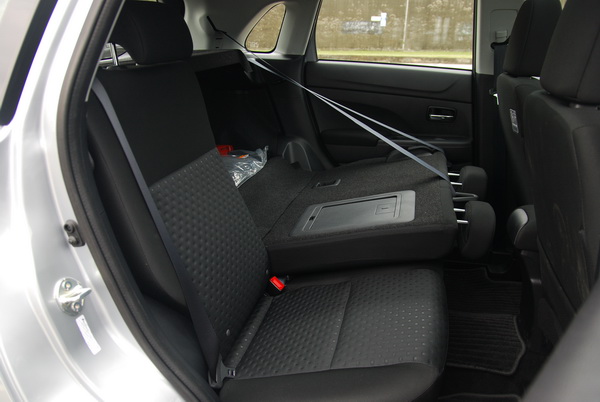 ASX的後座椅設計了可傾斜角度的椅背,偶有載物需求將後座椅背向前傾倒後,可依回正速度的快慢,來控制該回到哪一段的椅背傾斜角度。