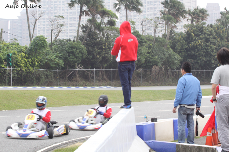 參加大魯閣一日賽車手最大好處,教練會從旁觀察每位學員犯錯的地方,下場指導糾正再上場練習,錯誤改正成績都能有大幅度提升。