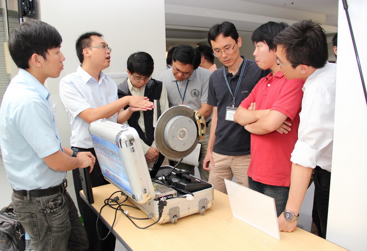 以雛型品操作示範各項研發成果技術,現場引起研發團隊的熱烈交流與討論