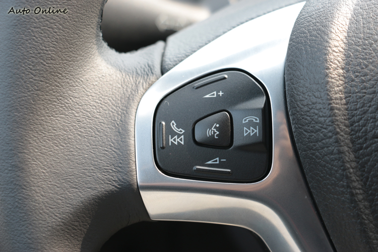 Fiesta方向盤上有音響控制按鍵。
