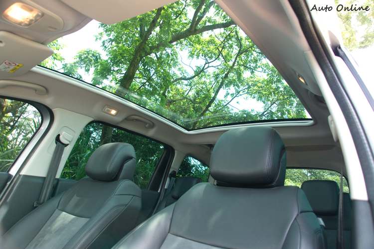 大面積的全景玻璃車頂讓三排座椅乘員都有自己的天空。