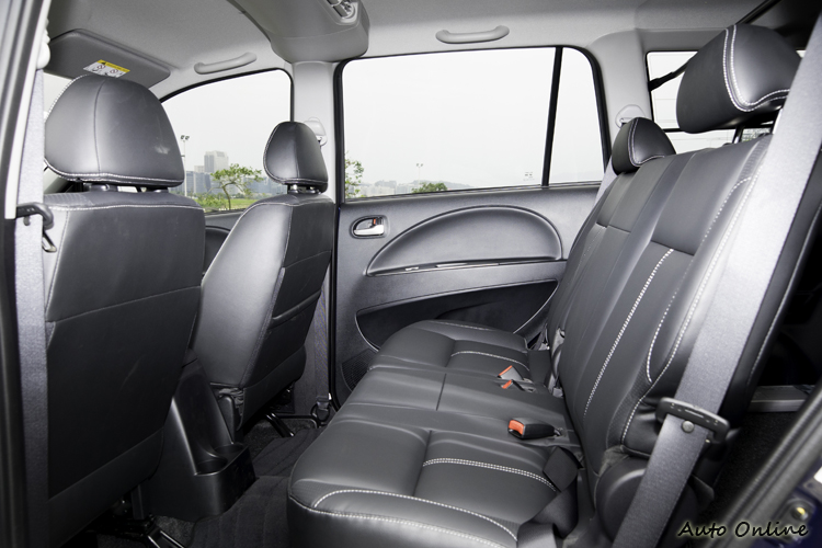 後座腿部與頭部空間寬敞,還可做前後調整。