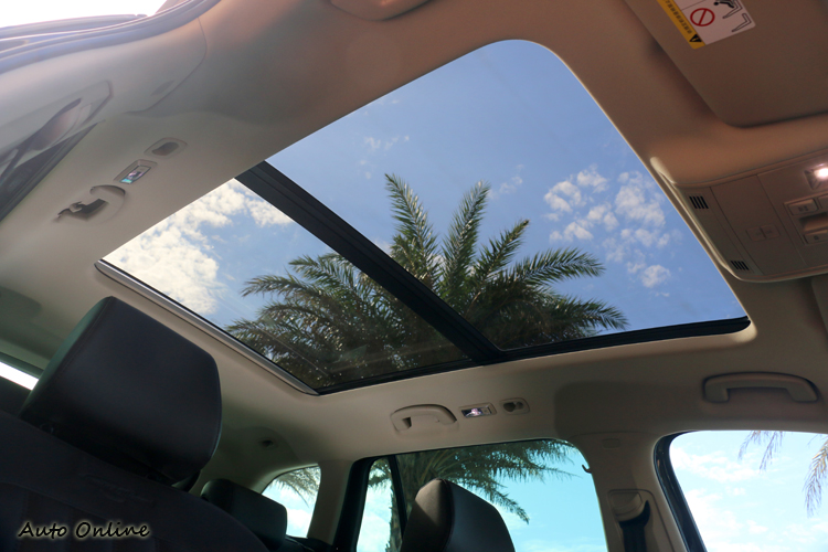 全景天窗助於增加視野、降低車頂壓迫感。