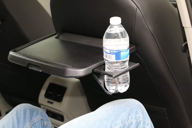 延續前代的寫字檯/餐盤也內建了簡易杯架,不管用來放手機還是漢堡都很方便。