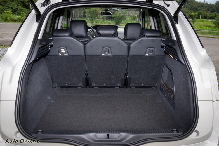 行李廂在標準狀態下就有537公升容量且形狀夠完整。