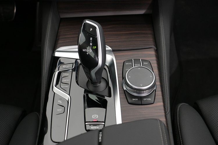 中央鞍座介面是車輛所有控制精華所在。