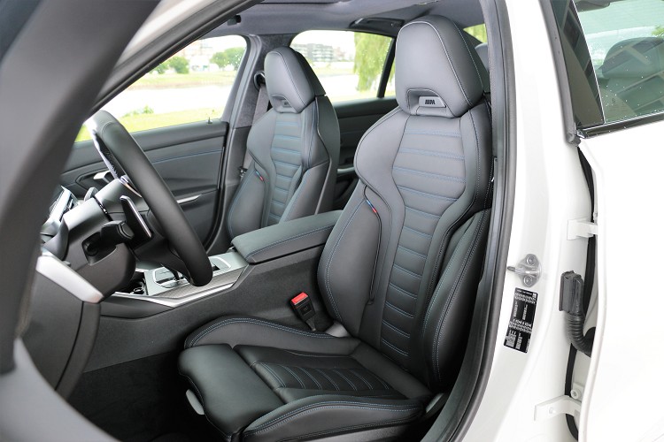 個人最喜愛的就是M款雙前座跑車座椅,包覆性、支撐性在激烈駕駛時絕對有加分效果。