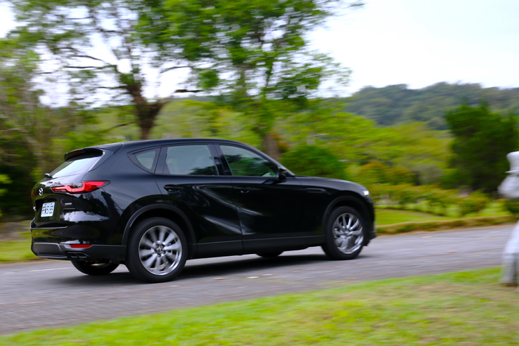 《後驅平台與接近 50:50 的車身配重，CX-60 有一種「大車體卻很好掌控」的奇妙感。》