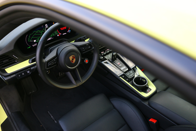 搭載 3.0 升雙渦輪水平對臥六缸引擎，最大馬力394匹以及450牛頓米最大扭力，靜止加速到百公里4.1秒，極速可達294公里/小時。