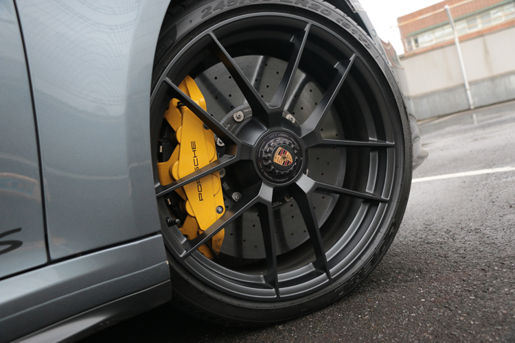 前20後21吋GTS專屬鋁圈，陶瓷複合煞車系統選配價70.4萬元。
