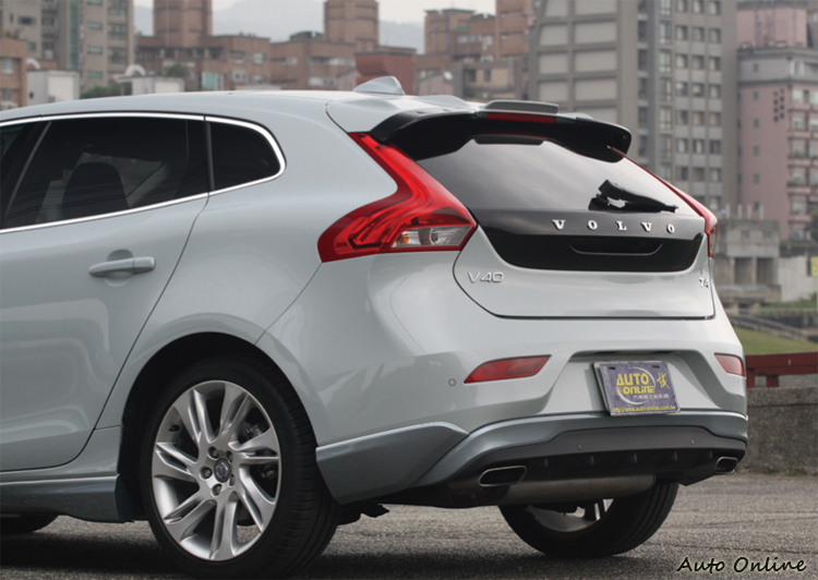 首次導入的迷霧藍車色很常被誤認為象牙白。車身不同顏色的空力套件皆為選配件。