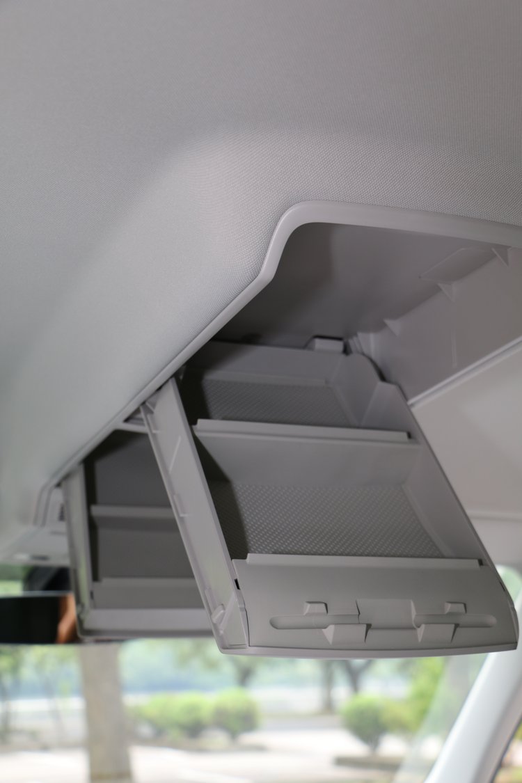 同樣保留自前代車型的大型置頂盒,將車室空間徹底利用。