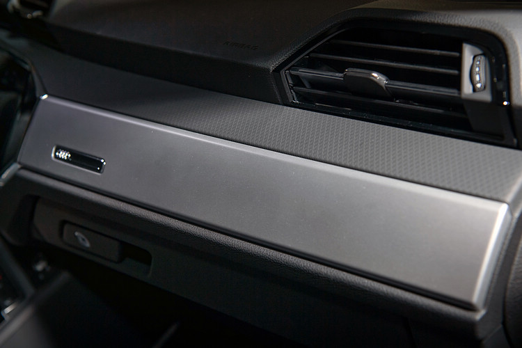 配合個性取向的產品性格,原廠亦提供多樣選擇性的車內飾板顏色及樣式。